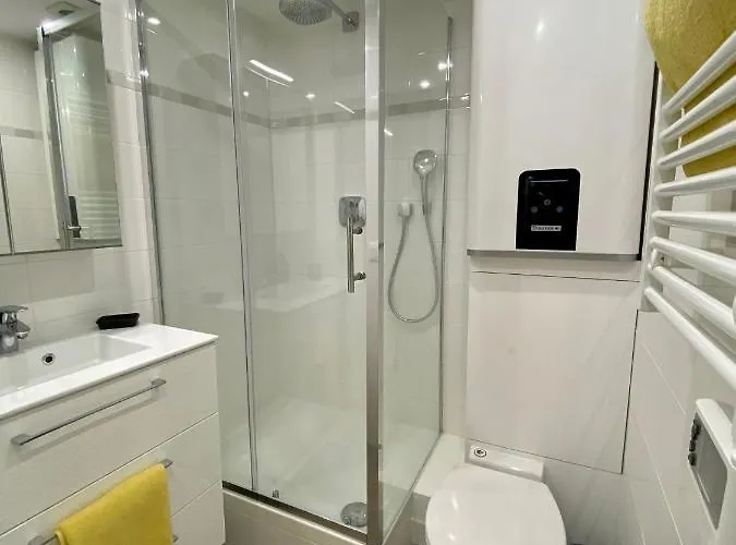 Chez Les Artistes De Menilmontant * Paříž